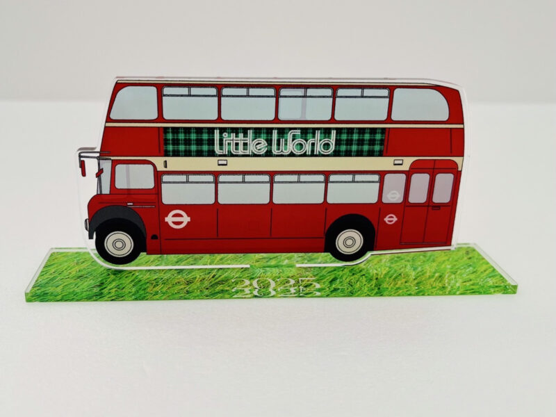 赤いロンドンバスがアクリルに大変身！両面プリントで楽しさ2倍