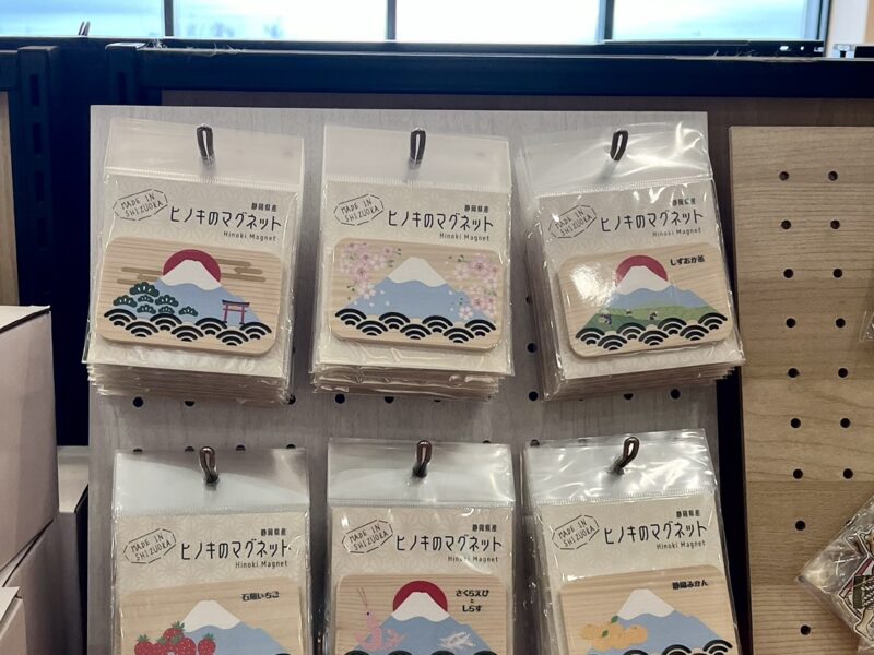 日本平の空の下  ヒノキのマグネットたち